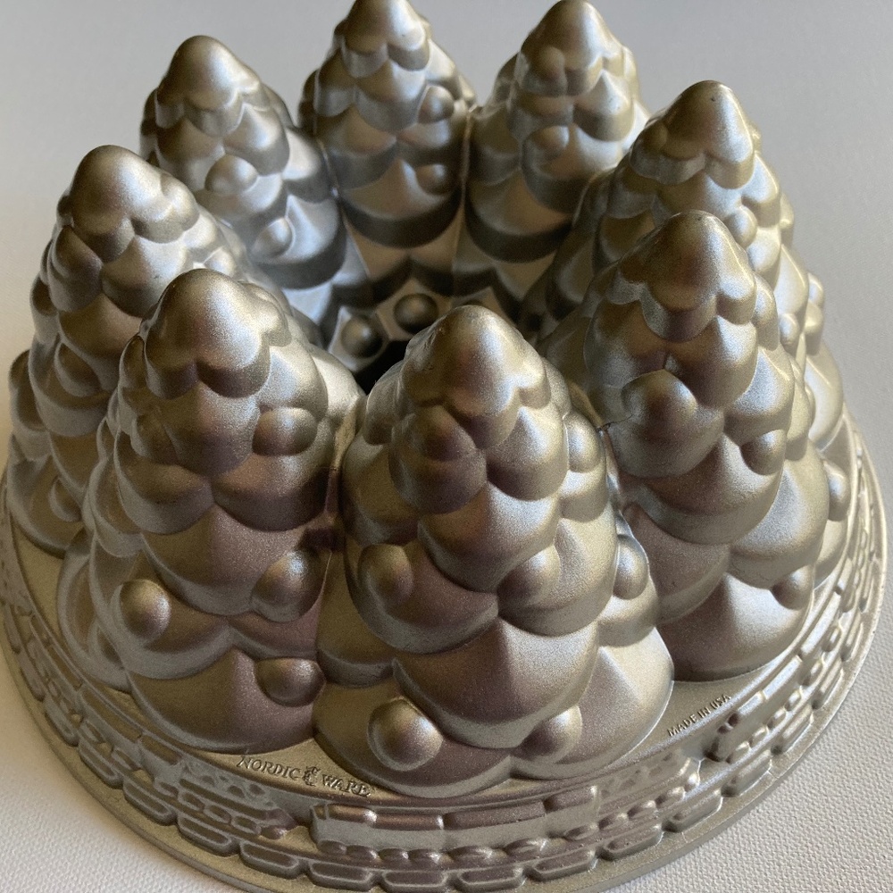 Nordicware Christmas Tree Bundt Cake form Heavy duty Pan